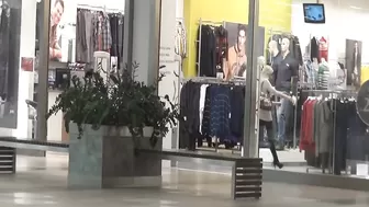 секс в примерочной магазина