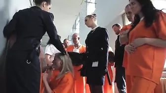 заключенные трахнули блонду