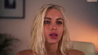 peach_me TOP blonde with a very hot face