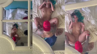Hooneyydeww onlyfans top model fucks her big hole