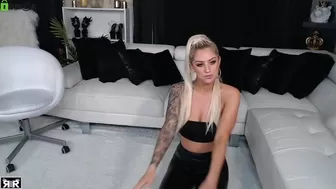 blonde_riderxxx chaturbate Beauty squeezes cap