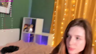 allielelli chaturbate  fucks her pussy
