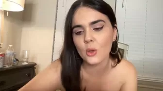 giaislovely myfreecams Cute queen gently caresses her pussy