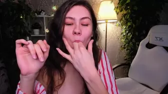 little_mandy sexy kitty suck fingers