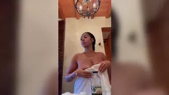 YazmineL onlyfans Hot babe masturbates shaved cunt