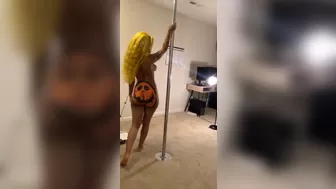 iambarbiechann onlyfans Busty chick poses for the camera