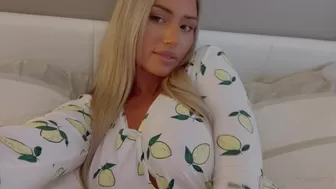 Gee Gentle aka onlyfans Beautiful bitch jerks off with an unusual device