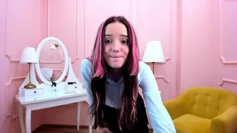 folly_molly chaturbate Pathetic brunette seduces with incredibly sexy body and enviable appearance