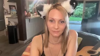 kaileeshy chaturbate Gorgeous coquette squeezes in front of her cap