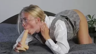 college_girl_ aka cutefamily123 archive show sucking toy