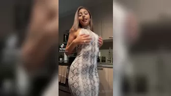 its_queen onlyfans Busty curvy strips on camera