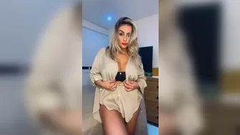 A Dani Buenno aka dbuennoa onlyfans Gorgeous girl finished from a rich handjob