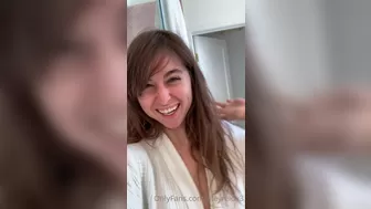 rileyreidx3 onlyfans The insistent babe caresses her charms