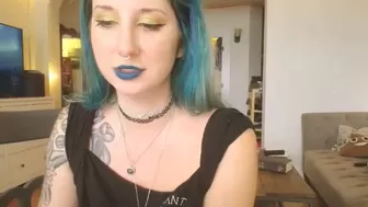 sluttypotato_ chaturbate  put the webcam under the table
