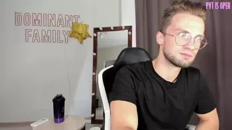 dominant_family chaturbate  rubs and fucks her pussy