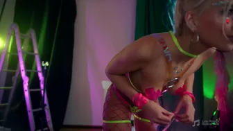 artmosphera chaturbate  Masturbates his swollen clit