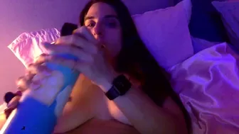 littlesphinx420 chaturbate Dark haired babe digging with sex machine