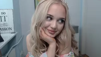 leila_il chaturbate Elegant hottie caresses the cap and shows the chest