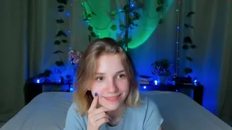 helenchristensen chaturbate Skinny beauty pulls pussy