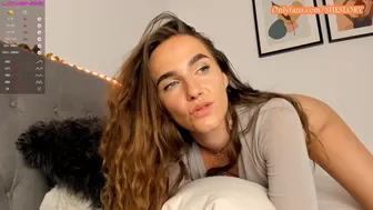 hell_lo chaturbate Pretty woman sitting in a chair