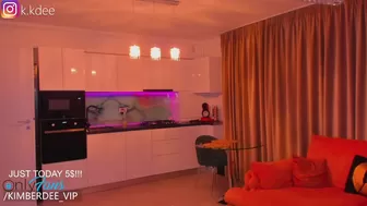 kimberdeee Hot beast sticks fingers in wet holes