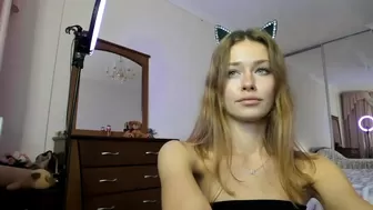oksanafedorov To the cute chick rubs her clit