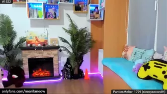 moni_k  beauty sensually satisfies her pussy