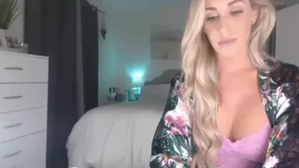 queen_bambii Naughty lustfully caresses juicy ass