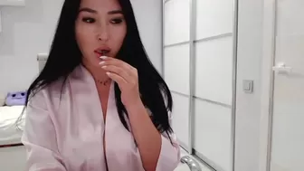 juicyy_ Big breasted harlot massages nipples