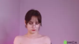 glasses Hot babe gently jerks pussy