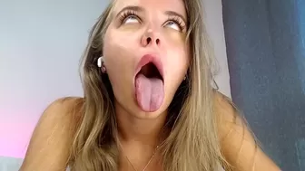 blackfoxvortex Luxurious bitch caresses shaved holes