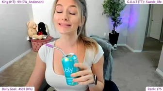 olyvia Cute babe masturbating cunt