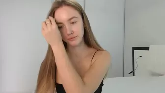 ellie_young Sexy slut licks erotically finger