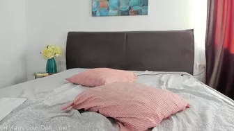 doll_lexi Skillful woman gently pulls pussy