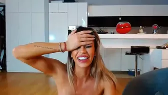 d_y_y Gorgeous chick jerks off her pussy with phallus