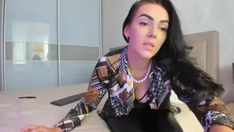 missnelly_ Gorgeous brunette girl passionately sucks dildo