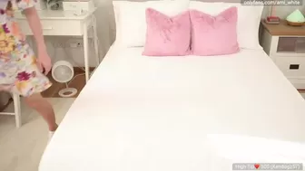ami_white Big breasted harlot massages nipples