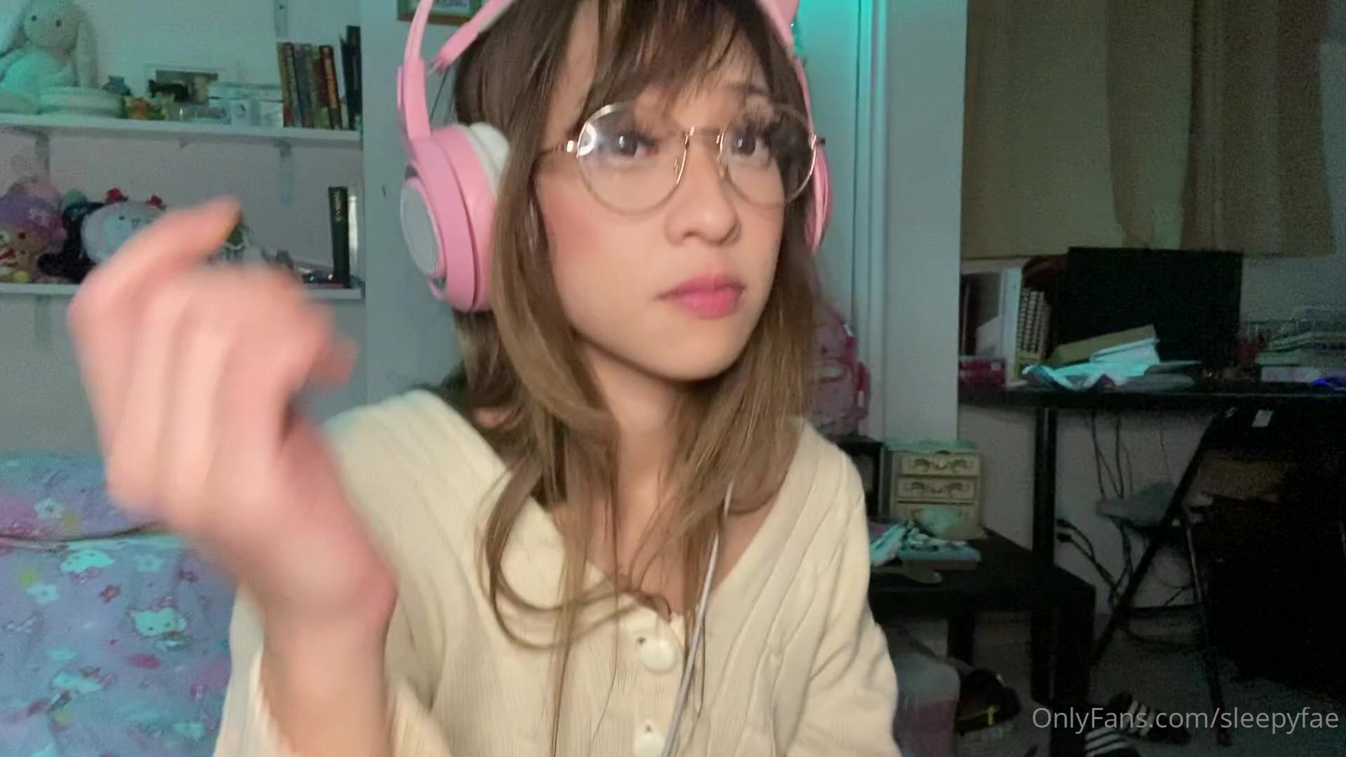 Watch Sleepyfae onlyfans plump bitch creases her boobs