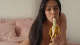 Leah Wilde aka leahgoeswilde onlyfans solid curva gently squeezes pussy